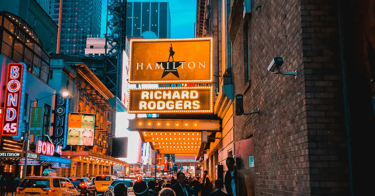 ¿Cuáles son los mejores momentos para publicar en redes sociales para 'Hamilton'?