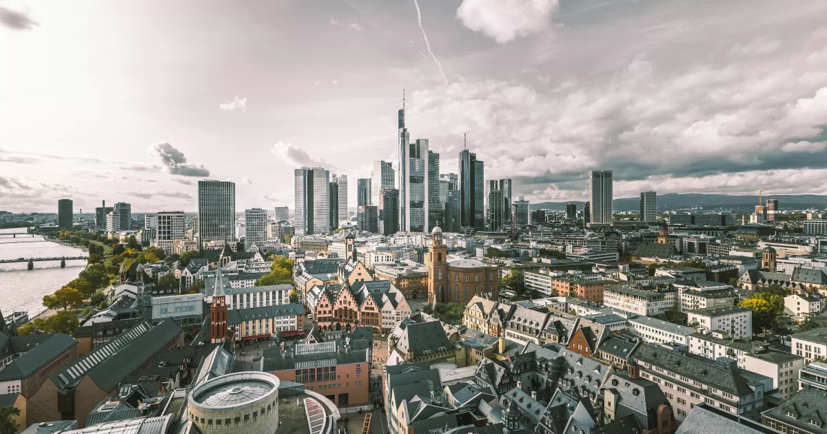 What are the best times to post on social media in Frankfurt?