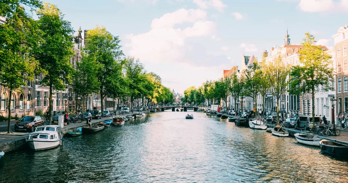 What are the best times to post on social media in Amsterdam?