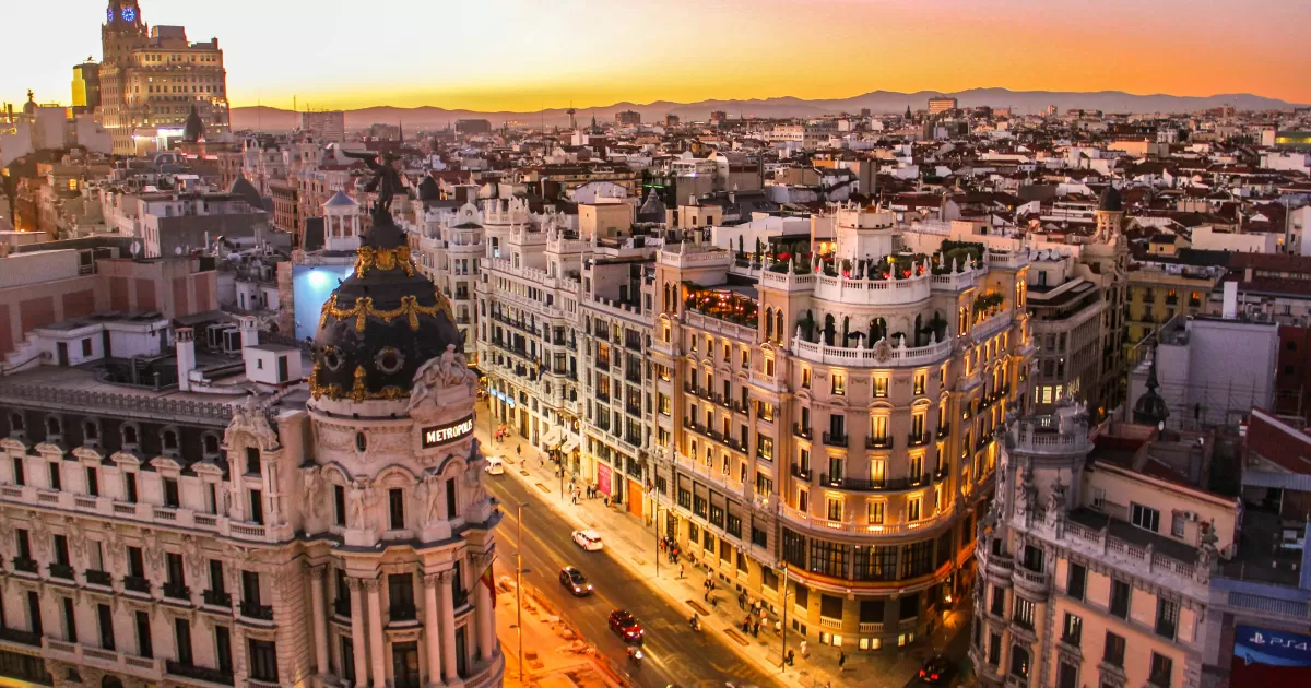 What are the best times to post on Madrid's social media?